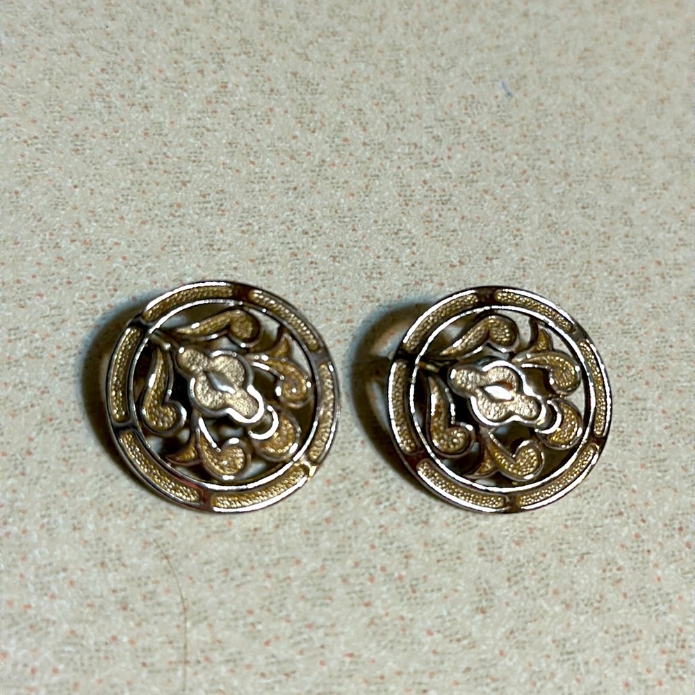 Vintage Trifari crown silver tone clip on earrings (442)